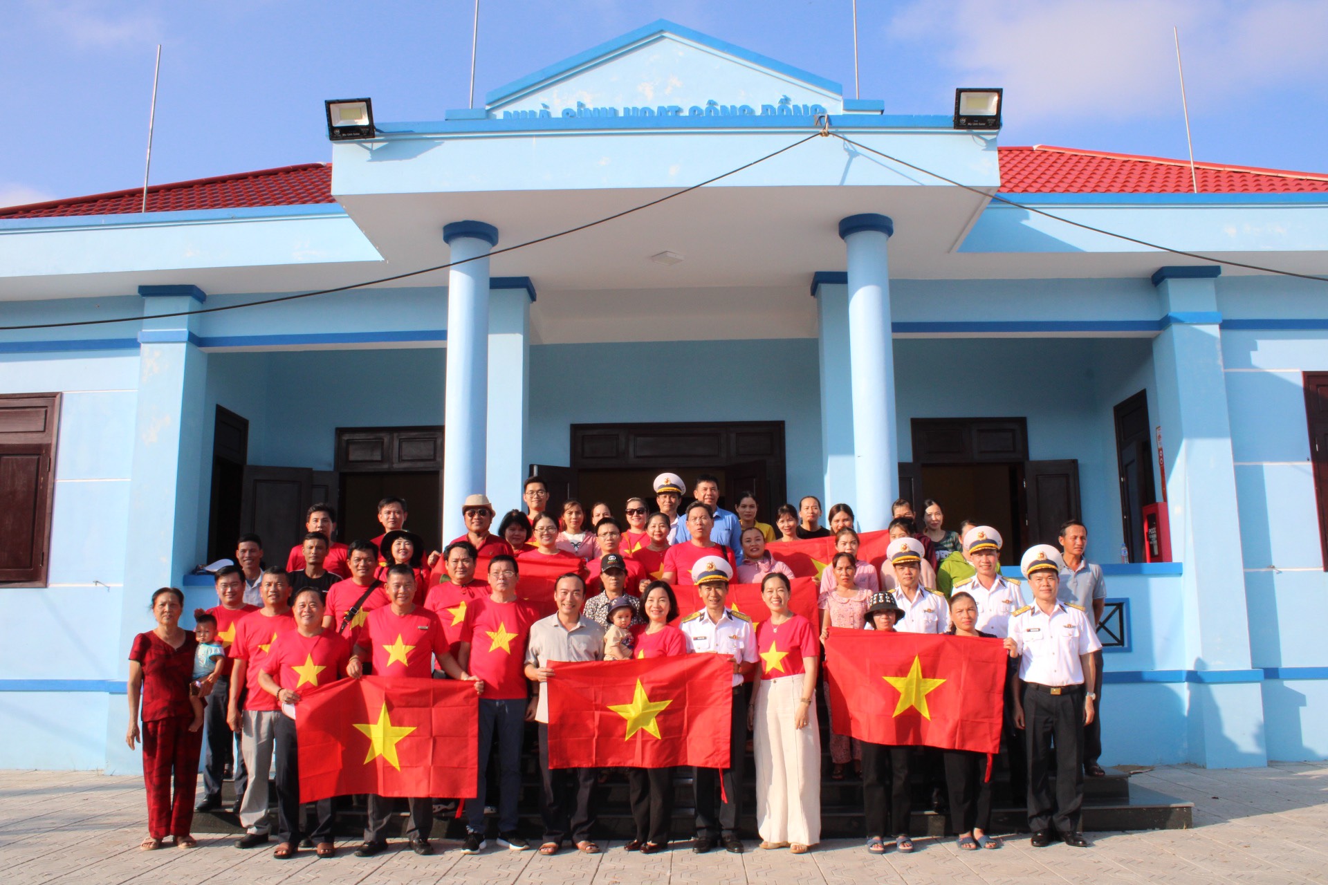 Đồng chí Trương Thị Bích Hạnh, Ủy viên Thường vụ, Trưởng Ban Tuyên giáo Tỉnh ủy tặng cờ và quà lưu niệm cho Bộ Tư lệnh Vùng 3 Hải Quân.